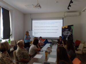 учасники заходу ознайомлюються з напрямками музиикотерапії