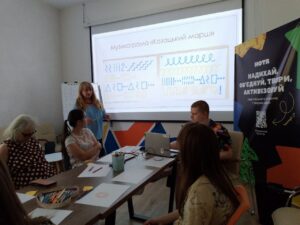 учасники тренінгу ознайомлюються з музикограмою