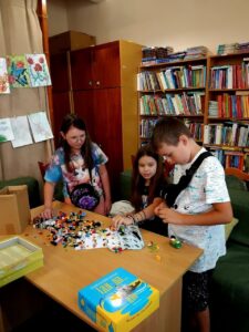 Учасники грають в настільні ігри