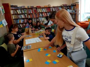 Учасники грають в настільні ігри