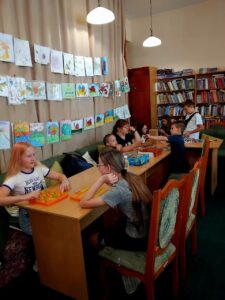 Учасники грають в настільні ігри