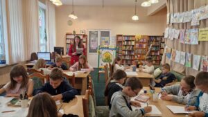 Учасники малюють соняшники