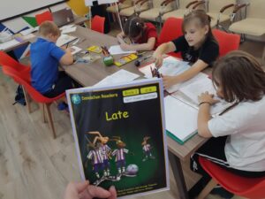 Читання оповідання "Late"
