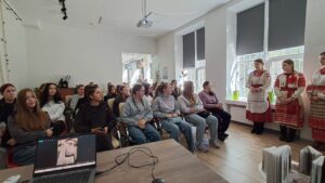 Аудиторія зацікавлено оглядає моделі з вишивкою