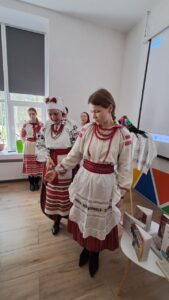 Розповідь про поліські строї