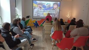 Прослуховування патріотичних пісень зі студентами