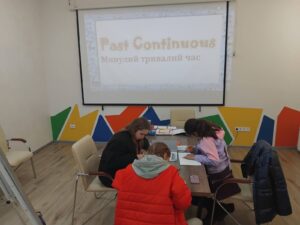 Перегляд навчального відео про Past Continuous Tense
