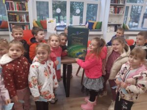 Фото дітей з книгою "Атлас України"