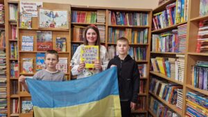 Спільне фото з прапором