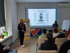 Учасники знайомляться з простими техніками самозаспокоєння