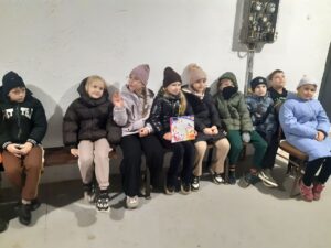 Учасники заходу в укритті