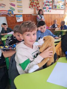 Діти з м’якою собачкою Хібукі