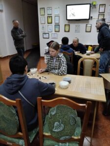 Групи учасників грають в Го