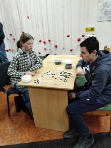 Молодь грає в Го