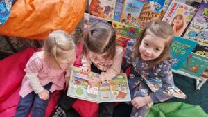 Разом з дітками читали книги