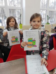 За допомогою олівців і фломастерів розмальовували