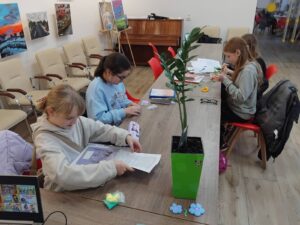 а допомогою повітряного пластиліну Play-Doh вигадували весняні icons