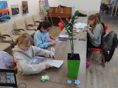 "Happy English with Lucky and Cupcake"