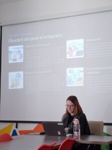 Спікер заходу фахівчиня відділу інформаційних технологій та електронних ресурсів