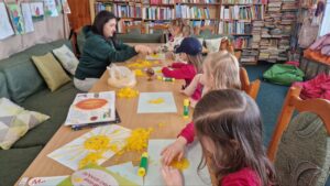 Створювали пухнасту аплікацію з ниток "Сонечко"