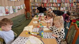 Створювали аплікацію "Лелека" з власних долоньок