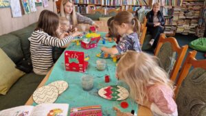 Користувачі розмальовували писанки з паперу