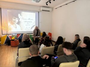 відбувається захід присвячений120-річчю від дня народження Олени Теліги