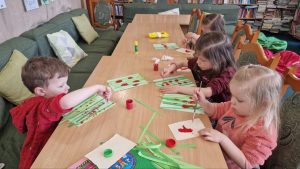 Разом з дітками малювали яскравого бедрика