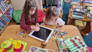 Складали магнітну мозаїку та бавились