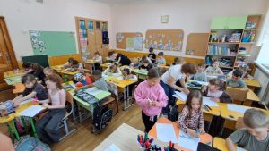 Опановують техніку пуантилізму та відкривають для себе світ творчості