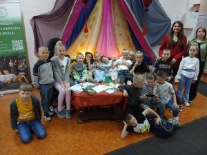 В бібліотеці панувала невимушена атмосфера, звучала марокканська музика, була створена спеціальна фотозона