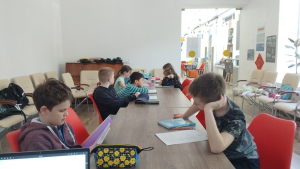 Розмальовували букети тюльпанів