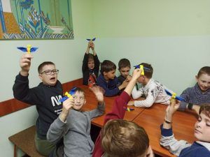 Діти продовжили роботу над виробами в укритті