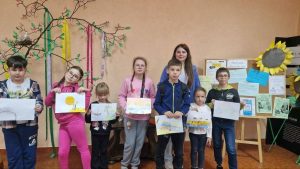 Заняття в рамках арттерапевтичної творчої майстерні бібліотечного літа «Яскраві барви дитинства»