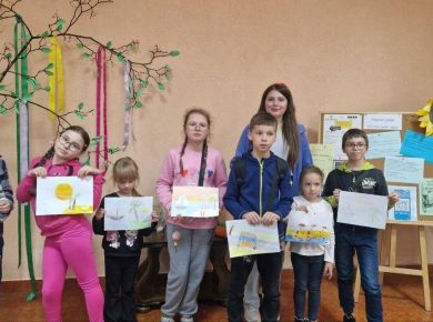 Заняття в рамках арттерапевтичної творчої майстерні бібліотечного літа «Яскраві барви дитинства»
